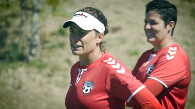 Pero aparecería un nombre bastante importante en esta historia.Kelly Lindsey una entrenadora Norteamericana que se convertiría en la seleccionadora nacional en 2016.Junto con la ayuda de la capitana Mobarez alentando a sus compañeras esta historia tendría un final feliz.