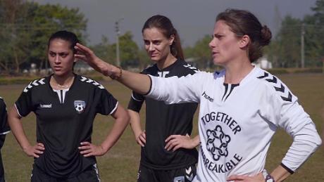 Pero aparecería un nombre bastante importante en esta historia.Kelly Lindsey una entrenadora Norteamericana que se convertiría en la seleccionadora nacional en 2016.Junto con la ayuda de la capitana Mobarez alentando a sus compañeras esta historia tendría un final feliz.