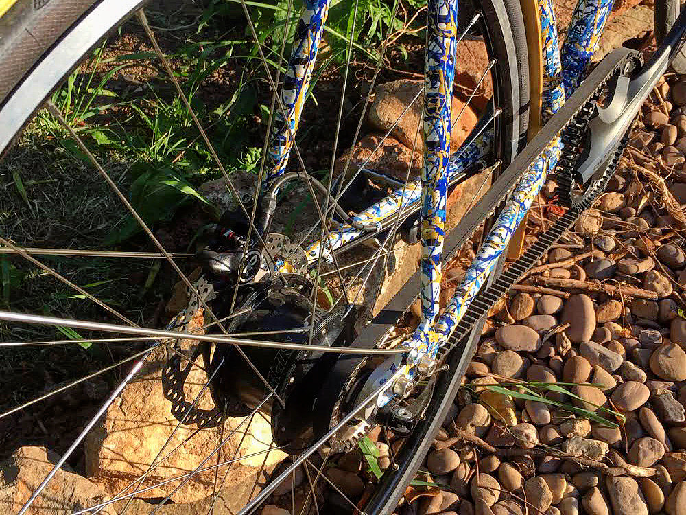 Veer_Cycle's tweet photo. Ralph built up his road bike with our Split Belt Pro belt drive, Rohloff hub, Cinq Shift:R Road, and a custom paint job!👌 Pairing a Rohloff with drop bars can be tricky with the standard twist shift. These shifters are a sleek, ergonomic alternative🚲
.
.
#baaw  #cycling https://t.co/vnI2LYH05j