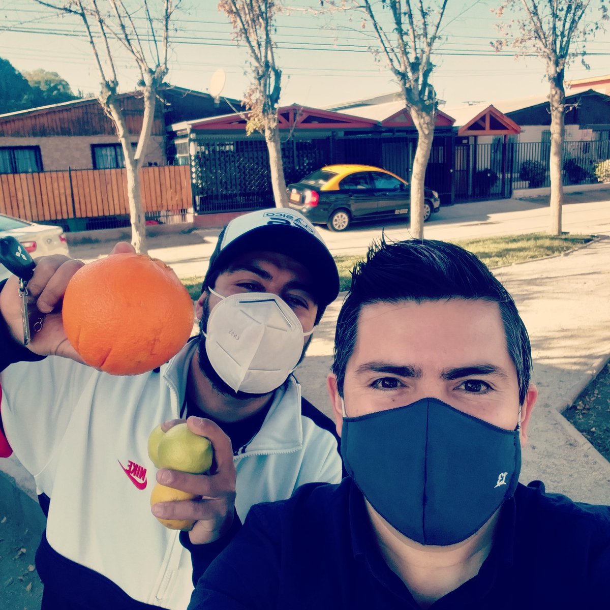 Una campeona mundial de Karate y un delantero de Colo Colo.
Dos deportistas que hoy reparten frutas a domicilio.
Ella ayuda a sus padres que quedaron sin trabajo. 
Él trabaja desde que era niño (antes de ir al Sename) y ahora emprende con delivery.
Sus historias hoy en <a href="/T13/">T13</a>