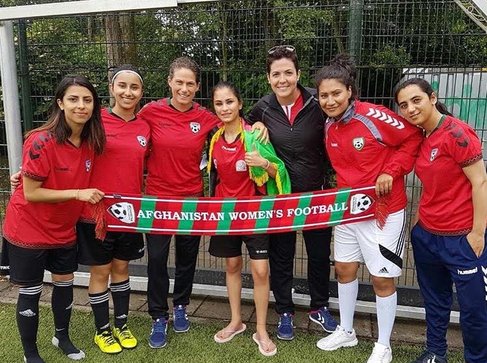 Kelly Lindsey, junto con el equipo nacional de Afganistan crearon el hashtag  #Voice4voiceless para informar del maltrato y abuso sexual que varias jugadoras habían sufrido de algunos funcionarios de la Federación de Fútbol de Afganistán.