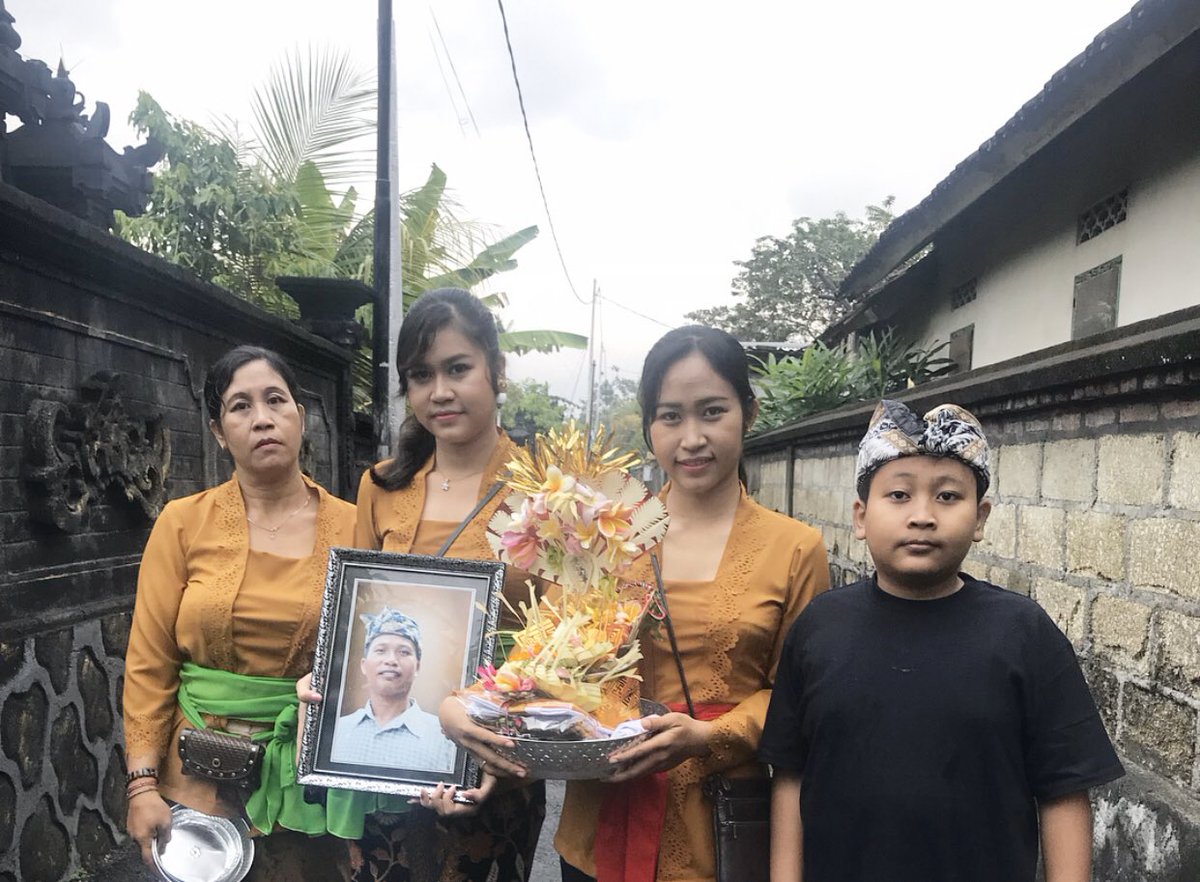 Bapak...
Terima kasih telah datang
Tau anaknya lagi susah
Dan kado terindah sepanjang aku hidup
Selalu sayang Bapak❤️