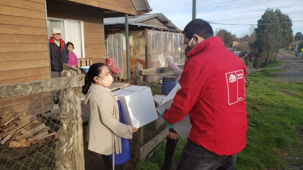 En Pilmaiquen, comuna de Puyehue junto a alcaldesa Jimena Núñez, entregando canastas de #AlimentosParaChile. Es muy importante llegar a sectores rurales, a quienes el abastecimiento se les ha hecho aún más difícil. Seguimos todos estos días.. @ Pilmaiquén