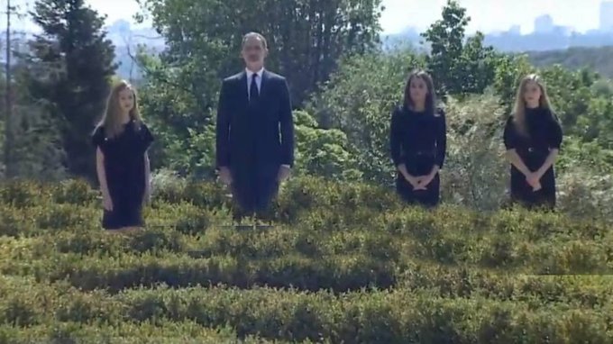 TheCarlox_'s tweet photo. Los espantapájaros más caros del mundo. https://t.co/SodOOOiwFX
