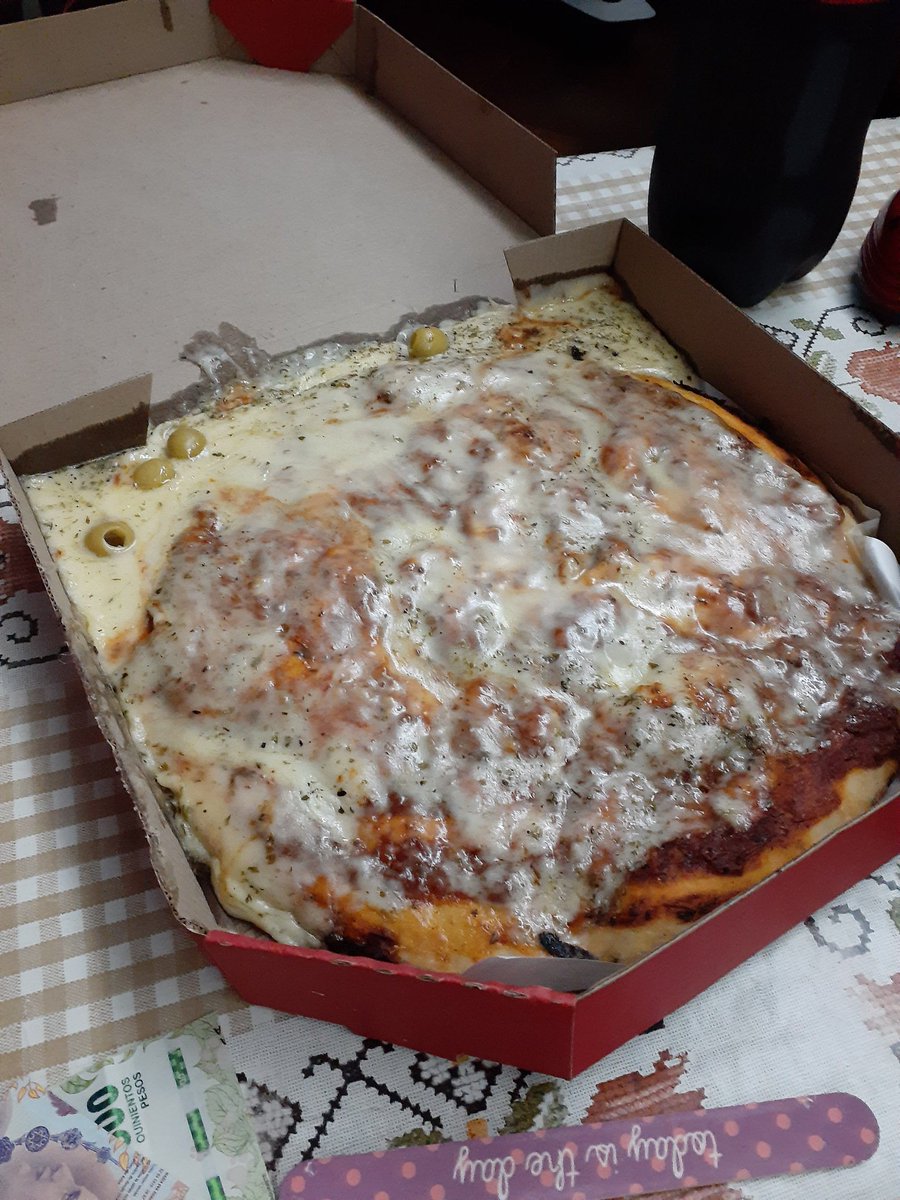 PaaulaGPeerez's tweet photo. Pedimos una pizza de kentucky por @pedidosya y llegó asi 🤦🏼‍♀️ osea, ya re fue, tengo hambre, pero que verguenza el repartidor eeh https://t.co/6TJ3I9f2Qa