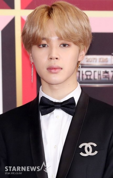 BTS Jimin greeted fans and revealed customized shoes he and Jhope made on latest Twitter post.Fans said Jimin's cherry blossom tree painting reminded them of his hair color during "Spring Day" http://naver.me/xit6W52z like