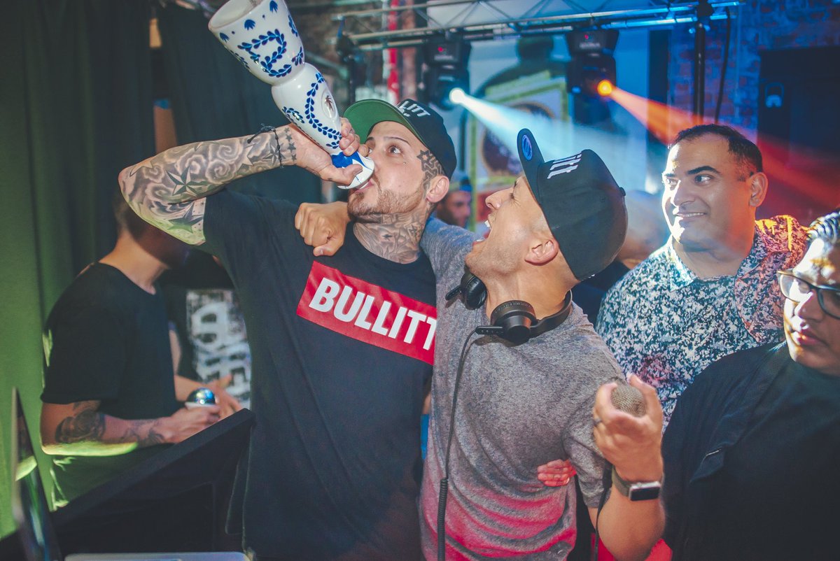 DJCHINO's tweet photo. Way Back Wednesday pic with @DJVice rocking with me @BullittBar !!!
I miss my Bullitt FAM🏝
@mattybullitt
@lyndsexton
@_michelleestrada_
@mausburn77
@whitneylauren23_
@markverdino
@jefebullitt
#DJChino
#DJVice
#Orlando
#Florida https://t.co/387iwder4F