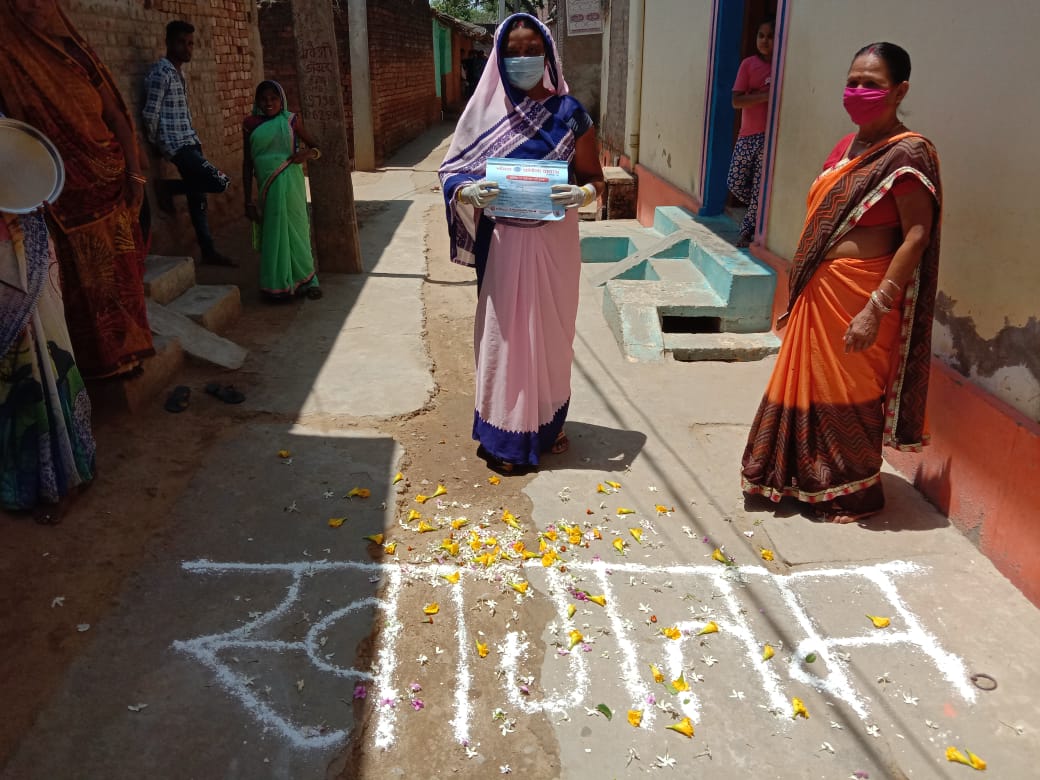 prakashpataniya's tweet photo. Voluntary gestures showered by community under the leadership of #PRImember has strengthen our motivation, resolves &amp; capacity to combat #COVID19. We request people to follow the advisories issued by #GoB to break the chain of this virus. - Sumitra Devi, ANM, #Bihar.
@c3_india https://t.co/Bxg8lNAnCk