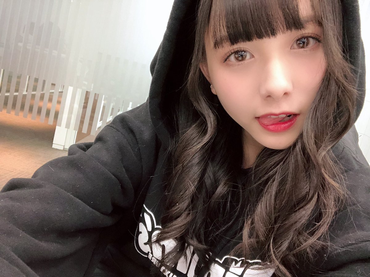 まーりょ 1日1新谷 にいや まゆら 新谷真由 パーカーにいや やっぱりかわいい こんなにパーカー似合う女の子 他にいる