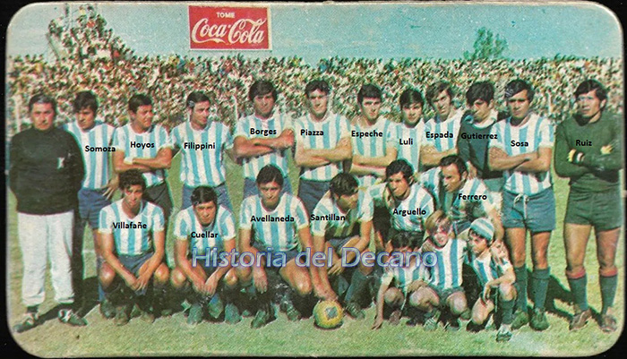 HistoriaTucuman's tweet photo. Figurita de 1971 #AtleticoTucuman.
#Somoza #Hoyos #Filippini #Borges #Piazza #Espeche #Cansillieri #Espada #Gutierrez #Sosa #Ruiz
#Villafañe #Cuellar #Avellaneda #Santillan #Argüello #Ferrero https://t.co/CzokD1Z5XI