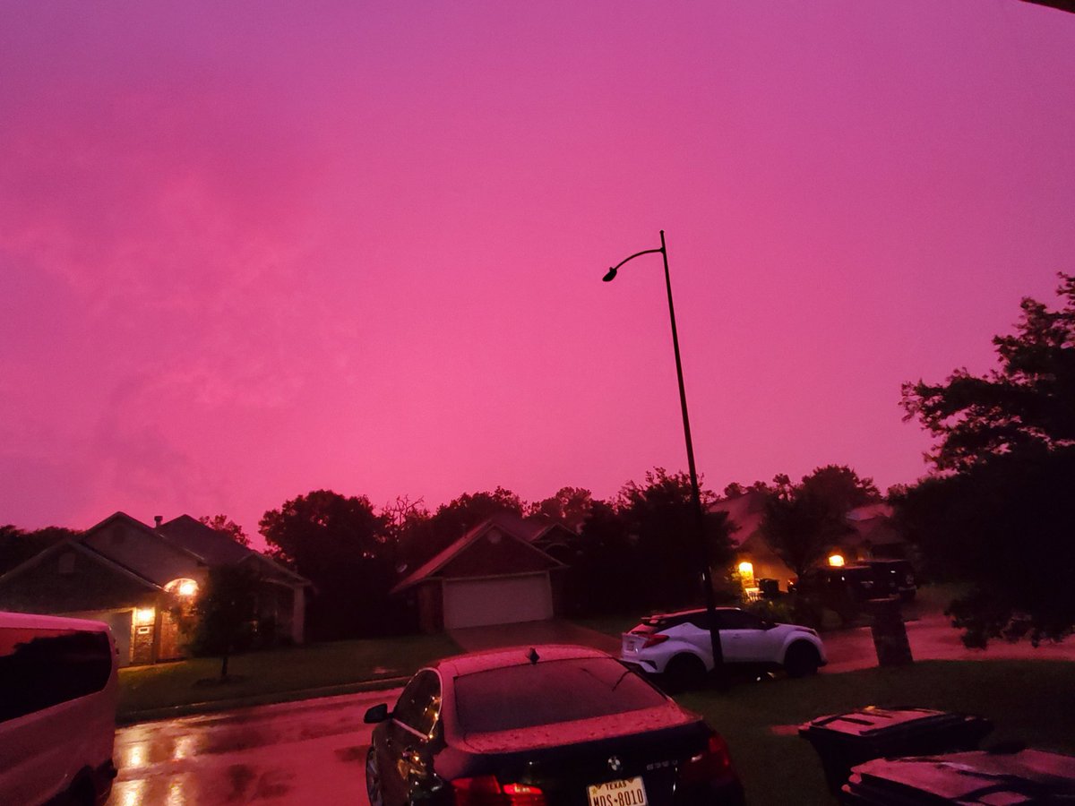 Crazy colored sky tonight MAX!!! <a href="/KBTXMax/">Max Crawford 👍</a>