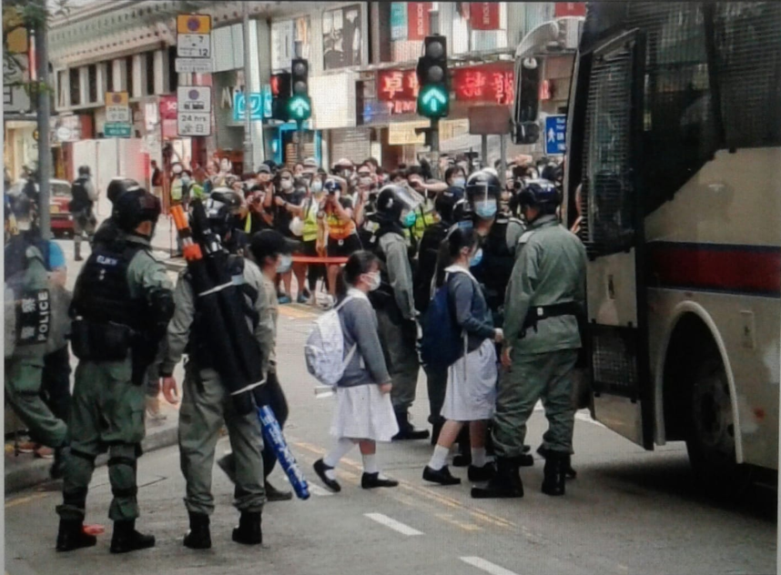 In case you don't recognize the origin of the drawing at the top of this thread, it comes from this scene yesterday: the arrest of schoolgirls. The image is circulating widely on  #HK social media & represents to many HK people the depths to which the regime has stooped.