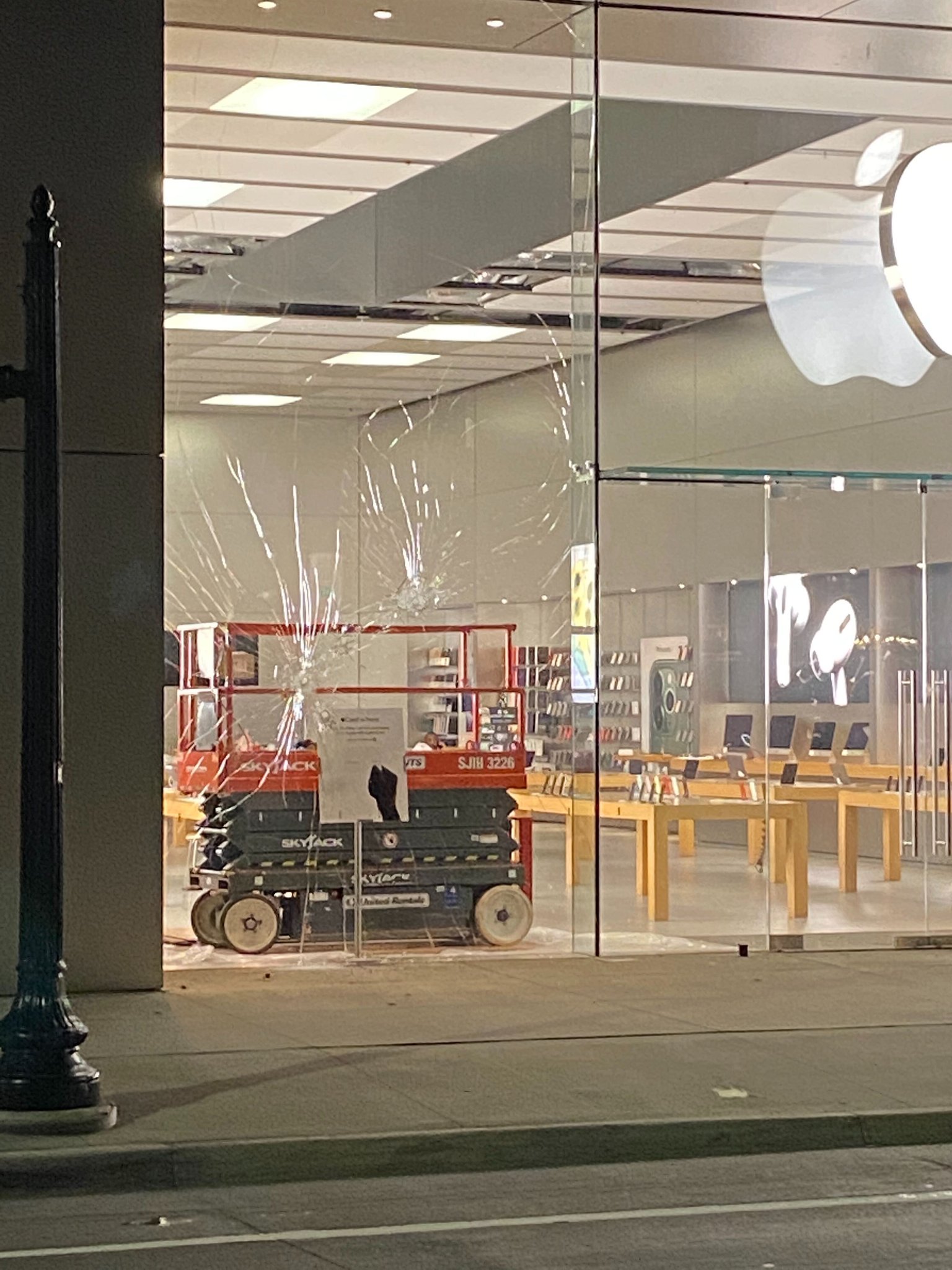 All 4 Apple Stores in Minneapolis