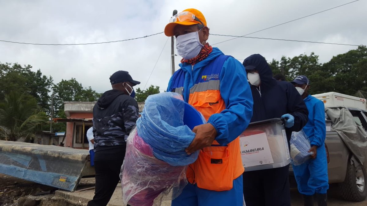 RommelSalazarCe's tweet photo. Nuestra prioridad siempre será atender a las familias afectadas, Hoy nuestros técnicos de @Riesgos_Ec junto con el GAD cantonal de Eloy Alfaro entregaron asistencia humanitaria para las familias de Santa Rosa que se encuentran albergadas por desplazamiento forzoso en Limones. https://t.co/CQRhFPHaIC