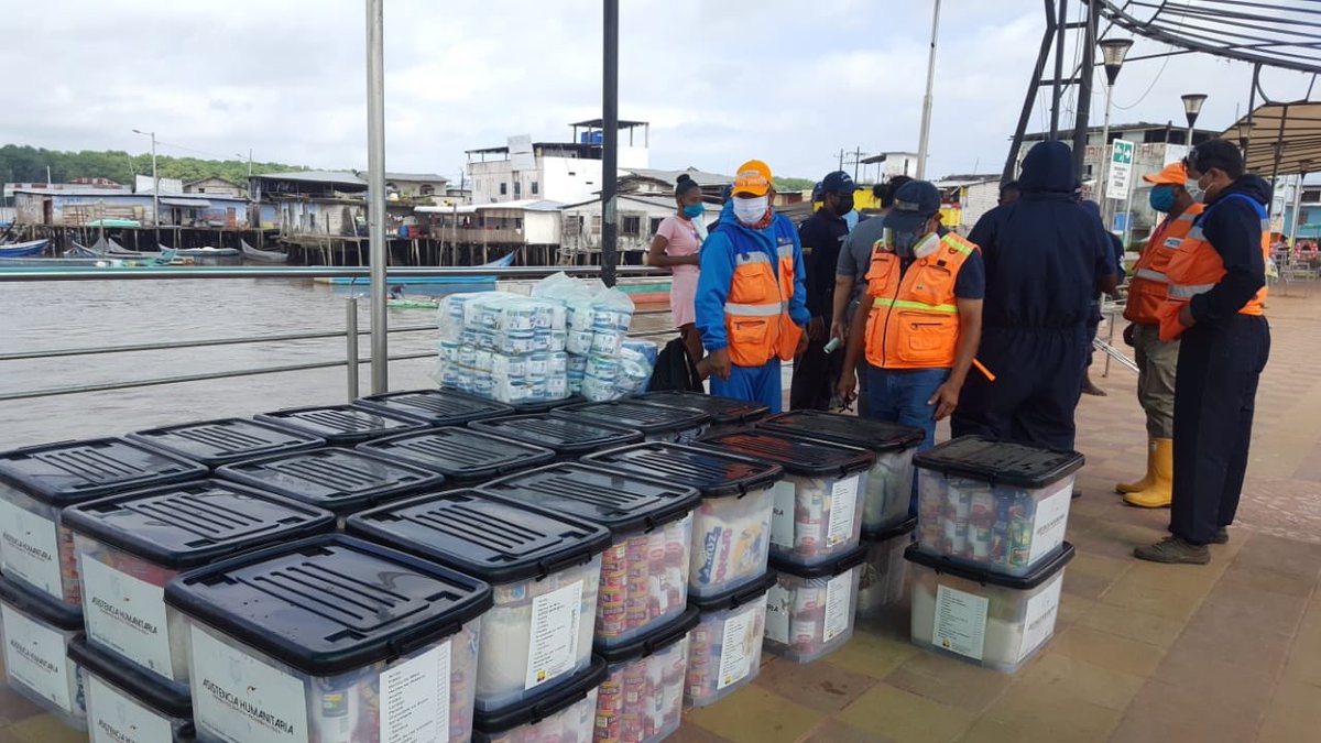 RommelSalazarCe's tweet photo. Nuestra prioridad siempre será atender a las familias afectadas, Hoy nuestros técnicos de @Riesgos_Ec junto con el GAD cantonal de Eloy Alfaro entregaron asistencia humanitaria para las familias de Santa Rosa que se encuentran albergadas por desplazamiento forzoso en Limones. https://t.co/CQRhFPHaIC