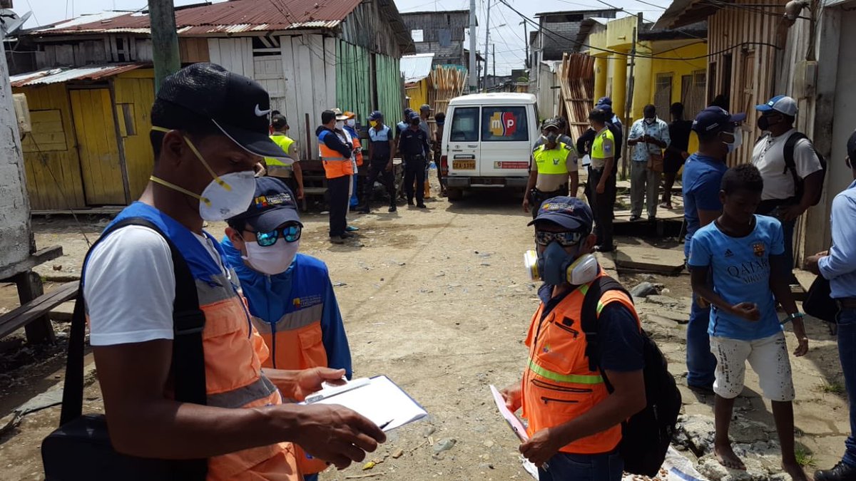 RommelSalazarCe's tweet photo. Nuestra prioridad siempre será atender a las familias afectadas, Hoy nuestros técnicos de @Riesgos_Ec junto con el GAD cantonal de Eloy Alfaro entregaron asistencia humanitaria para las familias de Santa Rosa que se encuentran albergadas por desplazamiento forzoso en Limones. https://t.co/CQRhFPHaIC