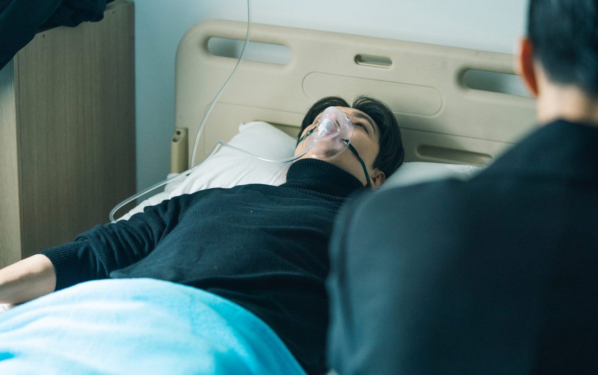 "이게 무슨 일입니까! 폐하!!"
목숨까지 위협하며 #이곤 을 습격한 사람은 누구인지, 점점 휘몰아치는 숨멎 전개로 여러분들을 사로잡을 예정이오니 이번 주에도 잊지 말고 더킹사수!📌

SBS드라마 #더킹영원의군주
📺매주 [금토] 밤 10시 방송!
⠀
 #TheKingEternalMonarch #leeminho #이민호
