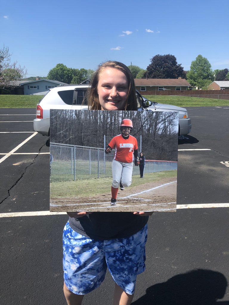 SoftballMinerva's tweet photo. Canvases for our Seniors! 
♥️🥎🦁 @KeisterMegan Mackenzie Ross @gina_slentz12 https://t.co/0VM2rY6tcq