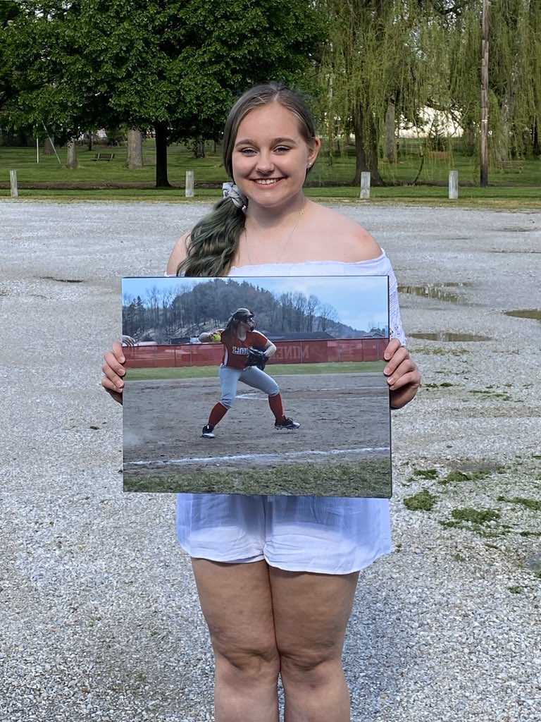 SoftballMinerva's tweet photo. Canvases for our Seniors! 
♥️🥎🦁 @KeisterMegan Mackenzie Ross @gina_slentz12 https://t.co/0VM2rY6tcq