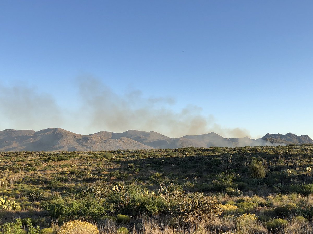 ZachCrenshaw's tweet photo. On scene of the Ox Ranch wildfire just north of Congress.
Ranch homes had to be evactuated but that order was just lifted as the fire is under control.
Responding: State fire, BLM, Wickenburg, Congress Fire, Prescott Hot Shots, Peeples Valley Fire, & Central AZ Fire & Medical. https://t.co/3XvspmBCLZ