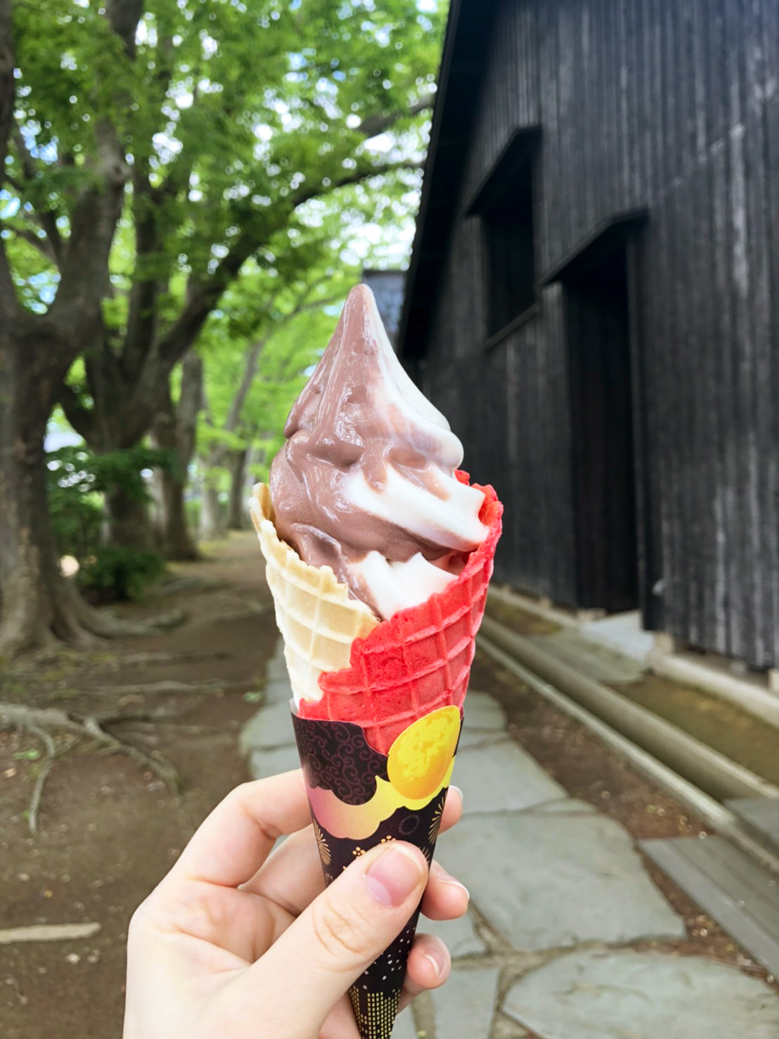 庄交トラベル 山居倉庫にある 酒田夢の倶楽では 小倉de和ソフト つや姫ソフトと北海道あずきソフトのミックス ワッフルコーンも紅白のなんです ここでしか食べられない味 外で食べるアイスは格別でした 庄交トラベル 山居倉庫 酒田夢の倶楽