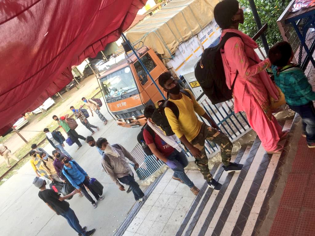 On Dt. 28.05.2020, Shramik special *Train No. 04580 from DORAHA to SITAMARHI departed at *08 Hrs*.After maintaining social distancing; total 1485*migrants were despatched.
Food and water bottles to each passenger was provided by St. Govt. <a href="/RailMinIndia/">Ministry of Railways</a> <a href="/GM_NRly/">GM Northern Railway</a>