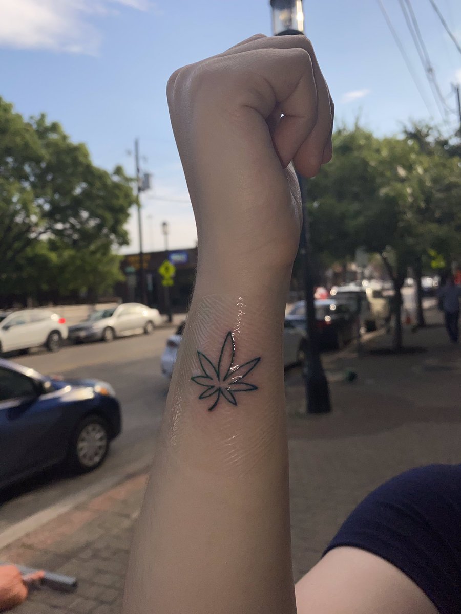 I love it 🍁💚 #WeedLovers #stoners #tattoos, image size:900x1200