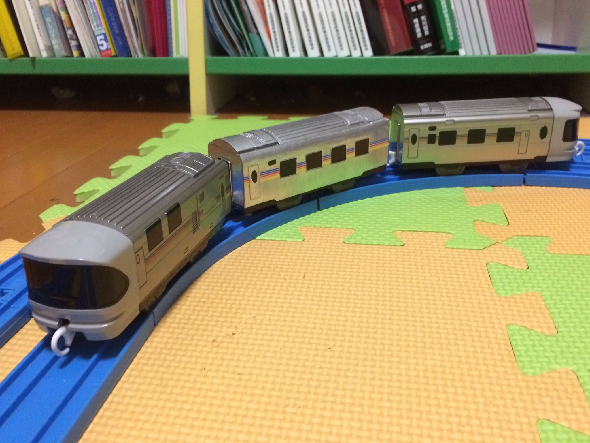 Shintetsu Souichirou 改造プラレール 寝台列車 プラレールでカシオペアの後尾車からスロネe26を作り カシオペアの客車が3両編成になりました 顔面を切り飛ばしてから厚紙で中間車の形に整えたりして完成し スロネフe26に連結器を装備させたので逆方向 Shintetsu Souichirou 改造プラレール 寝台列車 プラレールでカシオペアの後尾車からスロネe26を作り カシオペアの客車が3両編成になりました 顔面を切り飛ばしてから厚紙で中間車の形に整えたりして完成し スロネフe26に連結器を装備させたので逆方向