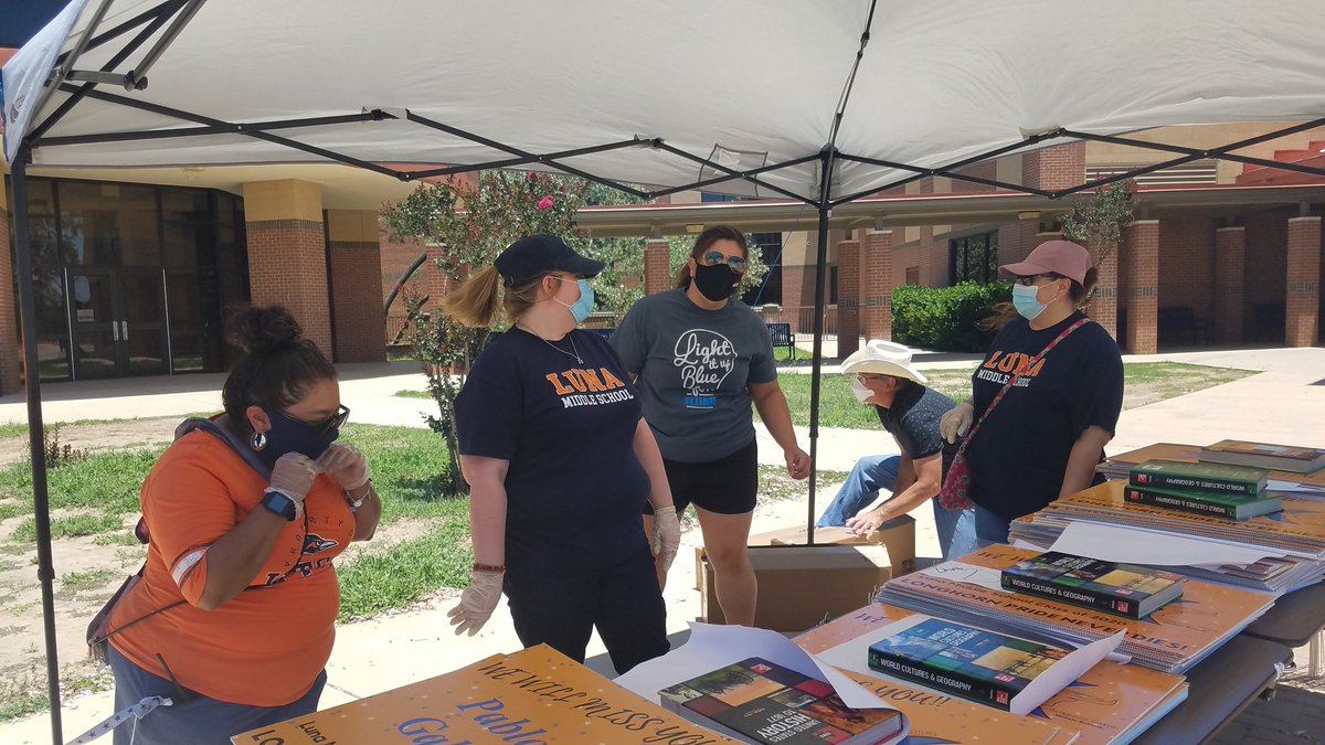 LunaMSPTA's tweet photo. It was a WONDERFUL day celebrating our 8th graders! Luna teachers and administrators fought through the heat of the day to put smiles on our students faces♡ #oneherd @NISD_Luna https://t.co/lxq6h7pgWi