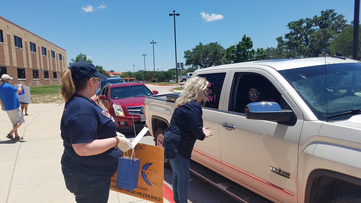 LunaMSPTA's tweet photo. It was a WONDERFUL day celebrating our 8th graders! Luna teachers and administrators fought through the heat of the day to put smiles on our students faces♡ #oneherd @NISD_Luna https://t.co/lxq6h7pgWi