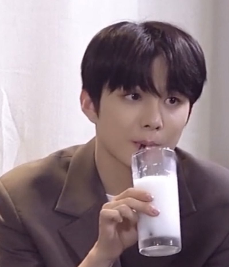 jungwoopups's tweet photo. 🐶🥤

#이거김정우 #정우 #JUNGWOO #NCT https://t.co/NtqzPpBorw