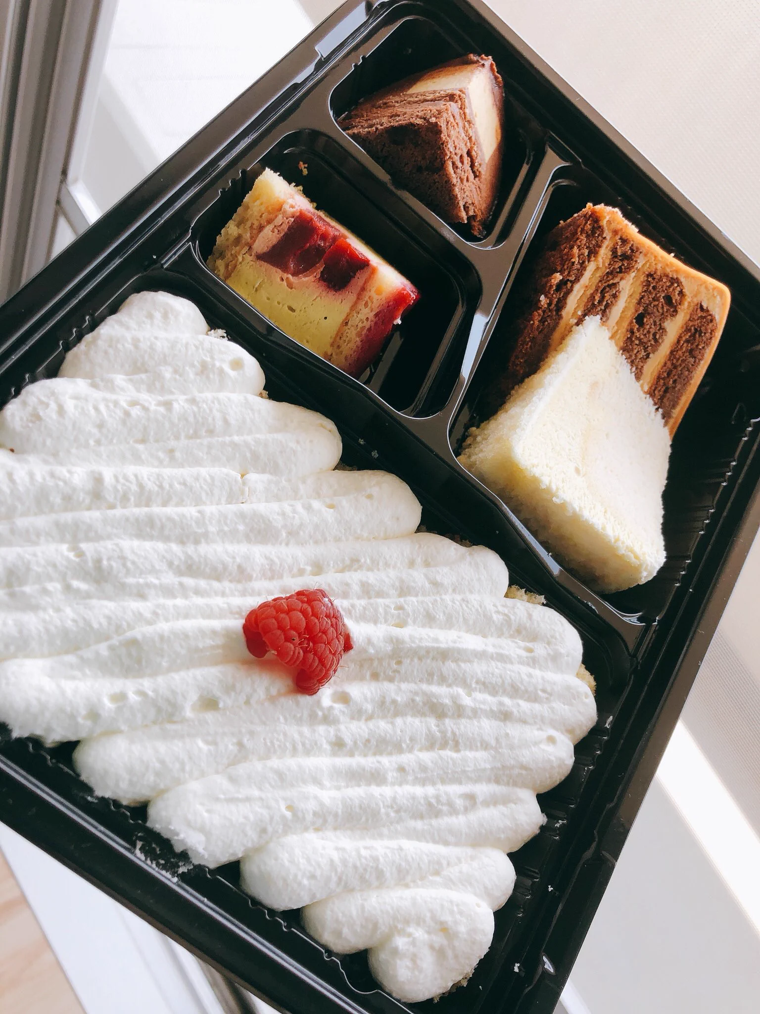 これは衝動買いしてしまう！ケーキ屋さんで見つけた「切れ端弁当」