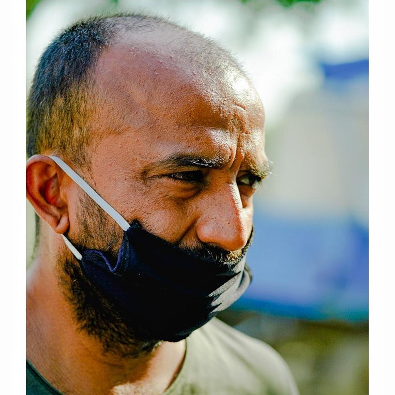 DC_Gurugram's tweet photo. #UnsungHeroes

"दादा मेरे होते हुए टेंशन नही लेनी"
Rakesh Bajaj, a 39 year old man who lost his job during Covid-19 lockdown. He is heading a team of 9 volunteers of QRT with MCG. Never asked for a leave and giving 15 hours a day in the record breaking heat.

#COVID19 #Gurugram https://t.co/9U1U49KQAo