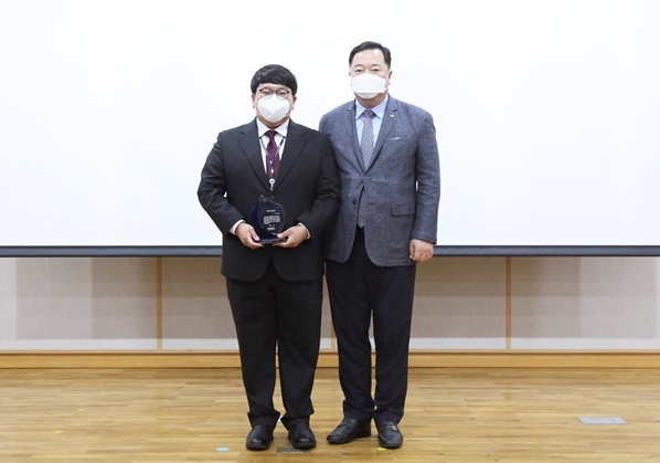 2020년 5월 이달의 KRIBB人으로 세포공장연구센터 전임연구원 이용재 박사가 선정되었습니다...blog.naver.com/kribbpr/221981…