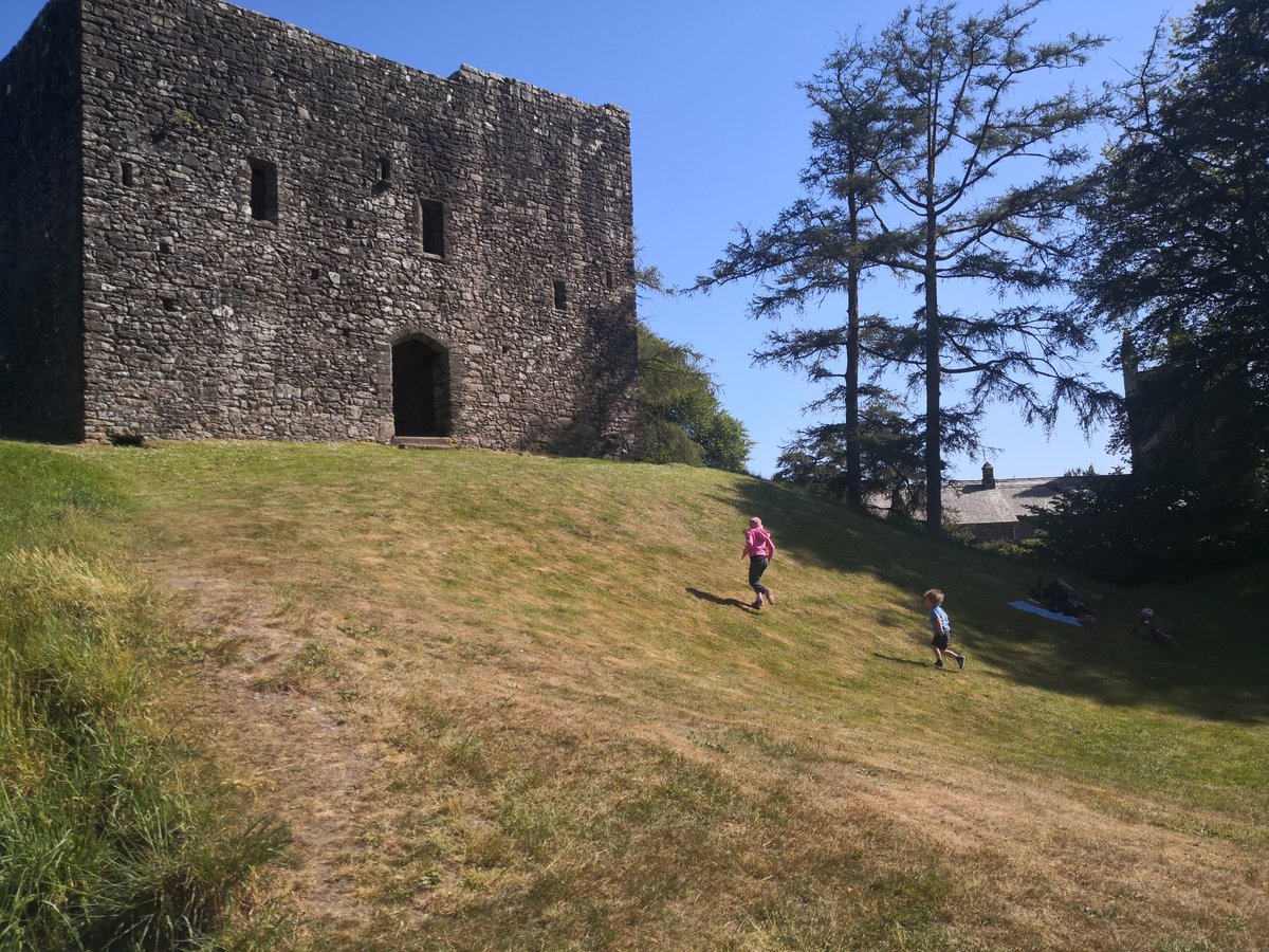 DevonDazeBlog's tweet image. Perfect picnicking at #lydfordcastle devondaze.co.uk/2020/05/26/lyd… @EnglishHeritage @devonwithkids #adevonchildhood #devon #westdevon #devondaze #devonadventures #summerpicnic #halfterm #staycation
