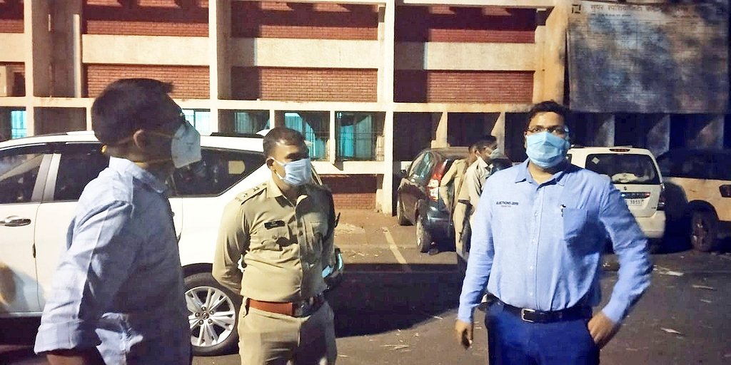 InformedRanchi's tweet photo. #CoronaWarriorsSeries 

आज पहली किस्त में आइए आपको मिलवाते हैं #Ranchi के #SDO लोकेश मिश्रा जी से। जो बीते 2 महीने से लगातार हॉटस्पॉट हिन्दपीढ़ी में दिन-रात ड्यूटी तो दे ही रहे हैं. इसके साथ-साथ पूरे अनुमण्डल क्षेत्र में लॉ एंड ऑर्डर की पूरी जिम्मेवारी भी इन्हीं के पास है. https://t.co/3j6u3JJCmG