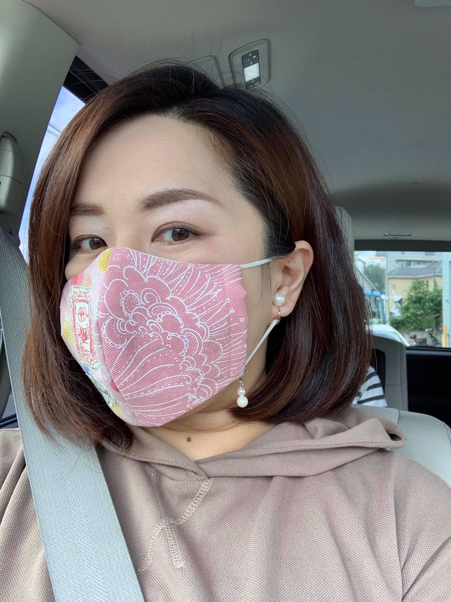 集治千晶 Twitterissa Chiakiマスク の着画が届きました 私の友人です ピンクは肌の色になじみ 顔色が良く見えますね ときめいた とメッセージをもらうとこちらまでハッピーになります それにしても似合い過ぎ 嬉しい写真をありがとう Chiaki