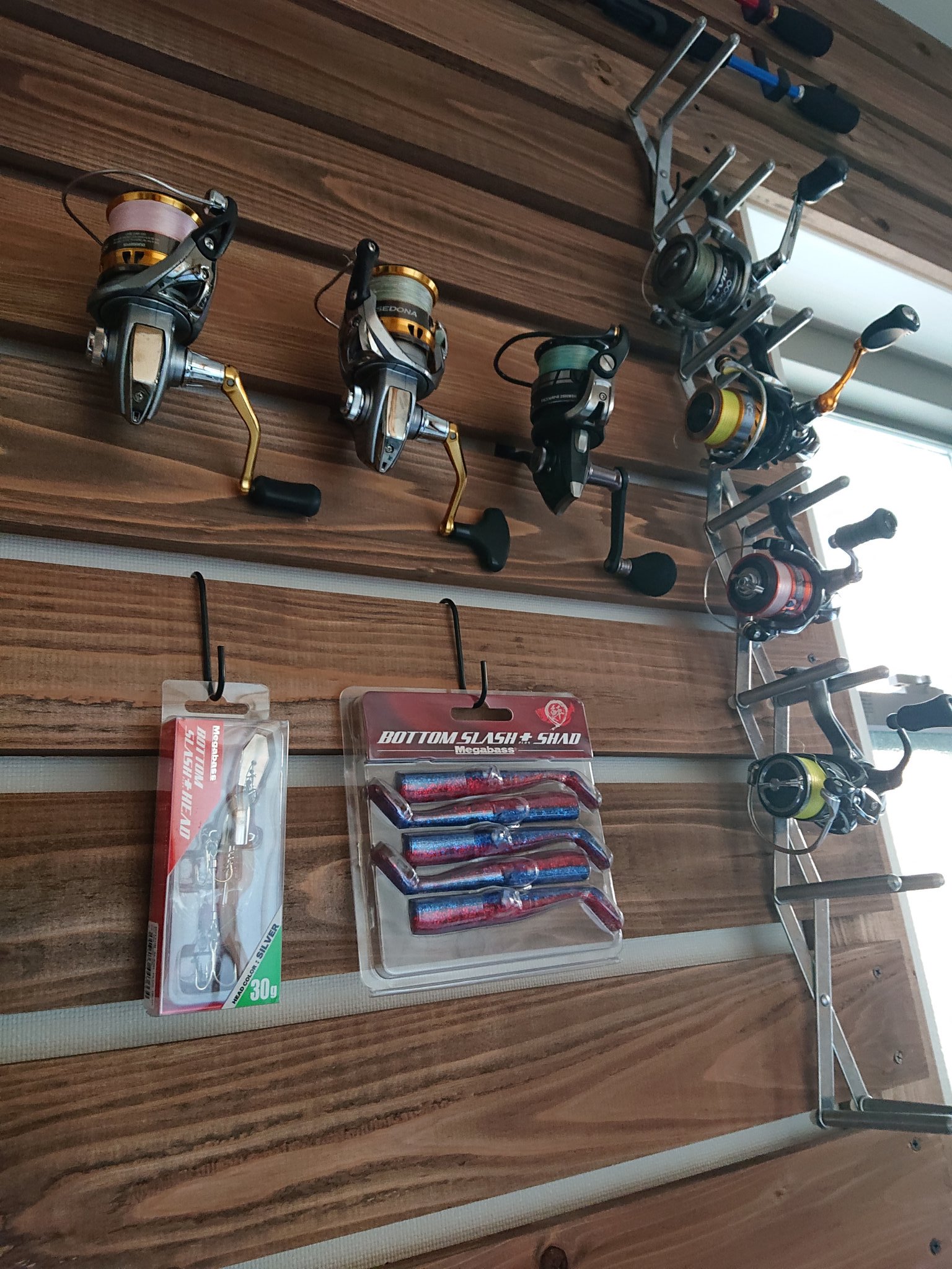 تويتر 釣り好きメグ على تويتر 右側のリールをひっかけてるやつは Ikeaで買った フライパンとか お皿を立てるやつやけど いい感じにリールがひっかけられる 笑 リール収納 釣り道具 壁面収納 土間改造 T Co 0l2k9t1ivk