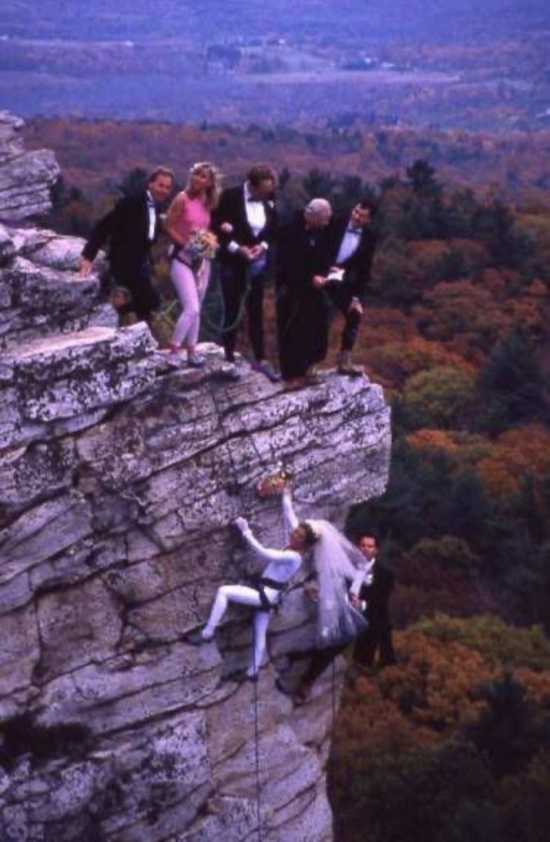 Hey little sister what have you done?
La boda de la escaladora Lynn Hill con Russ Raffa en 1989, en las Montañas Shawangunks, estado de Nueva York.
Lynn en 1993 hizo la 1a ascensión en libre,absoluta de The Nose, en Yosemite. 
Detalle:el cura😂
It’s a nice day for white wedding