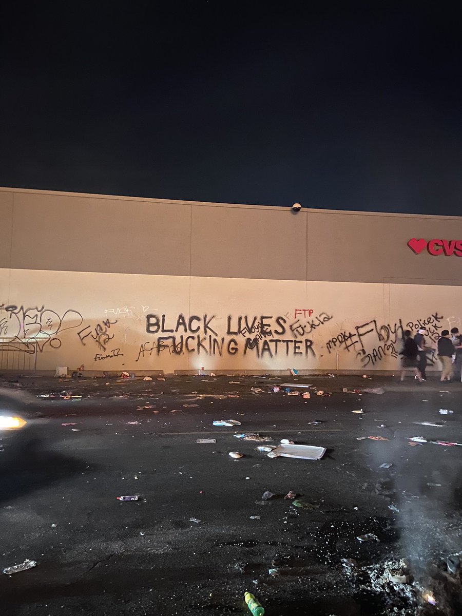 dondon3333's tweet photo. What a wild night... witnessed history tonight. #minneapolisriots #lakestreet #GeorgeFloydWasMurdered #icantbreathe https://t.co/NZLieylfP5