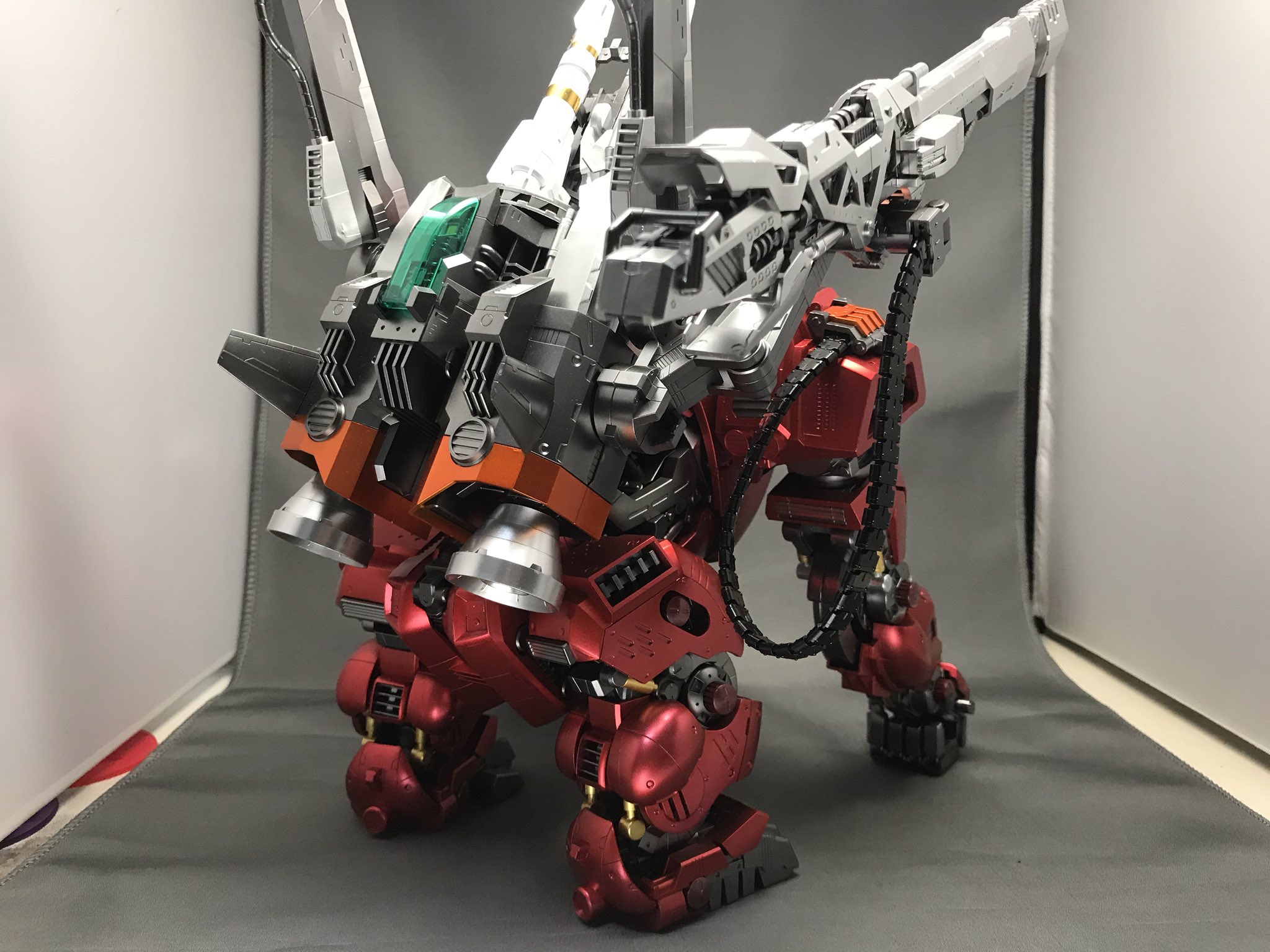 メタリッカー Hmm アイアンコングプロイツェンナイツをフルメタリック塗装 コトブキヤ ゾイドの真の恐ろしさを知った 生半可な覚悟でやっちゃいかん プレミアムメタリックレッド真紅を使用 ゾイド Hmm アイアンコング