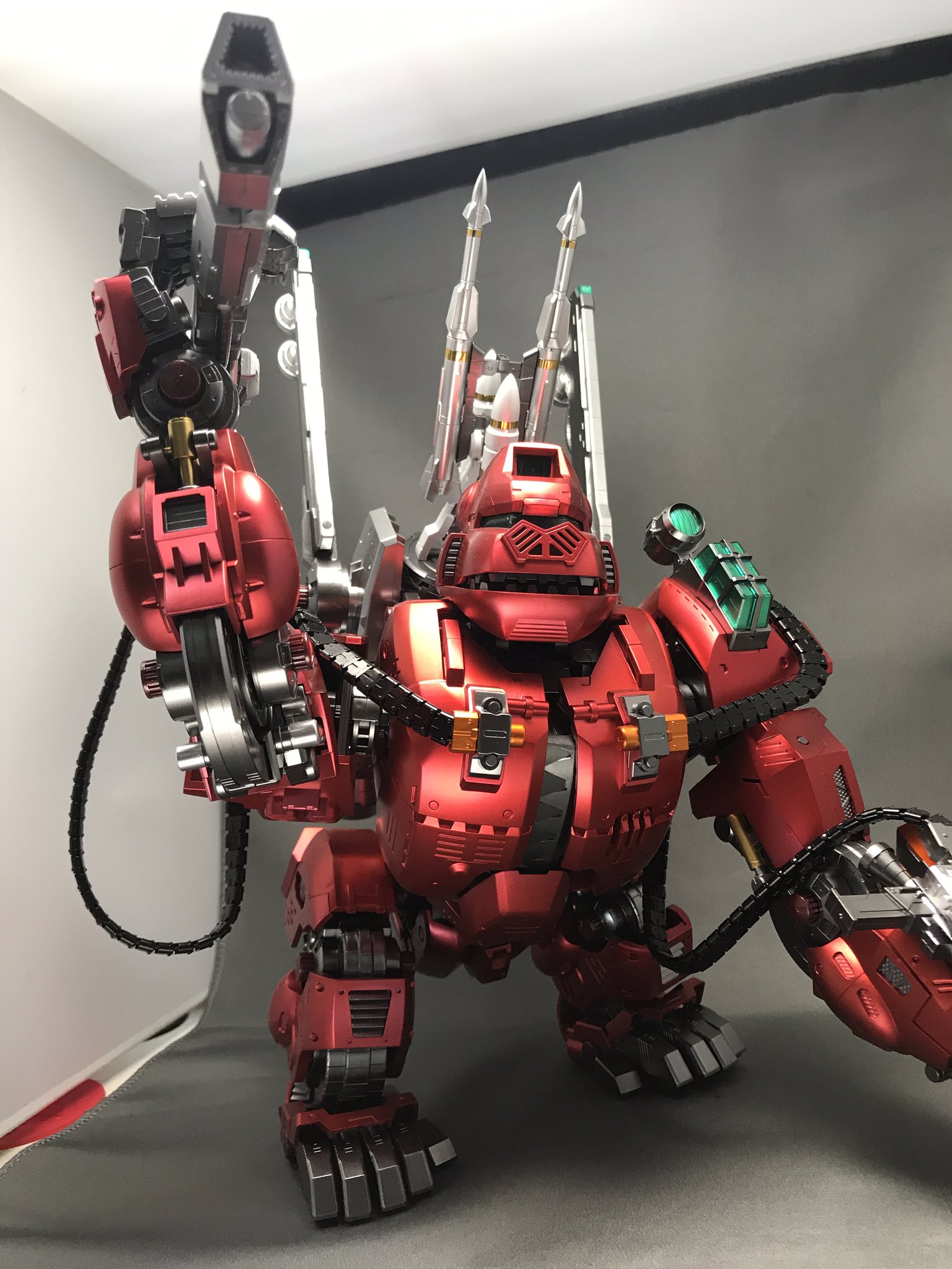 メタリッカー Hmm アイアンコングプロイツェンナイツをフルメタリック塗装 コトブキヤ ゾイドの真の恐ろしさを知った 生半可な覚悟でやっちゃいかん プレミアムメタリックレッド真紅を使用 ゾイド Hmm アイアンコング