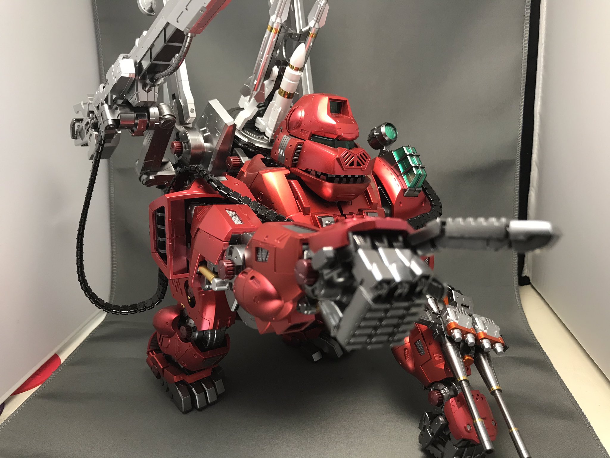 メタリッカー Hmm アイアンコングプロイツェンナイツをフルメタリック塗装 コトブキヤ ゾイドの真の恐ろしさを知った 生半可な覚悟でやっちゃいかん プレミアムメタリックレッド真紅を使用 ゾイド Hmm アイアンコング