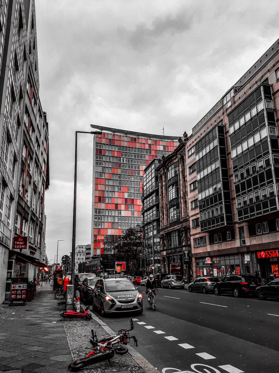 Urbanphotography red is awesome
#redisawesome #streetphotography #urbex #buildinggraffiti #shoot2kill #graffitiart #streetmobs #instagraffiti #urbanandstreet #guerillaart