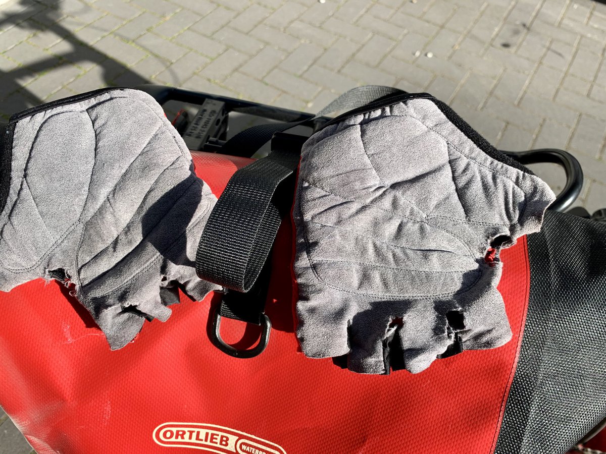 Nach knapp 1000km fordert der Weg zur Arbeit seinen Tribut. Die Handschuhe sind durch. Macht aber trotzdem immer noch Spaß 😀 #mdRzA ID: 357540 #meinlieblingsjob
