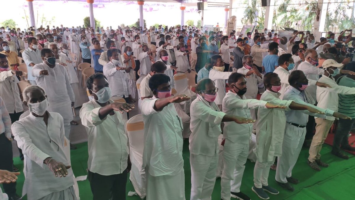 నారాయణపేట జిల్లా కేంద్రంలోని అంజనా గార్డెన్స్ లో వ్యవసాయ శాఖ ఆధ్వర్యంలో నిర్వహించిన నారాయణపేట నియోజకవర్గ స్థాయి వానాకాలం 2020 వ సంవత్సరంకు గాను వ్యవసాయ కార్యాచరణ ప్రణాళిక, నూతన వ్యవసాయ విధానంపై రైతులకు, అధికారులకు ఏర్పాటు చేసిన అవగాహన సదస్సు కు హాజరవడం జరిగింది.