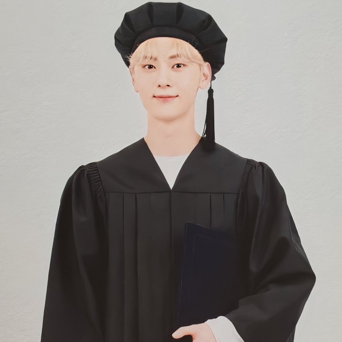 kittenhwang_'s tweet photo. 졸업생 🐱🎓 https://t.co/Kooakpzq5c