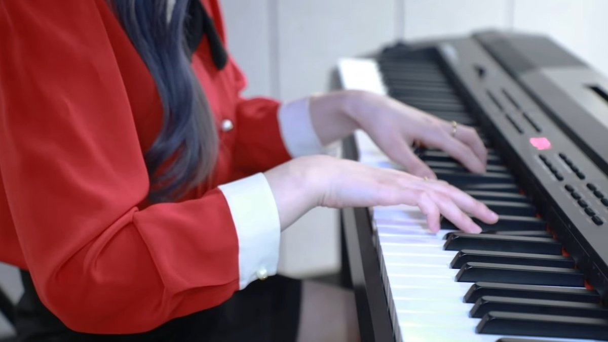 dahyun playing the piano with her ˢᵐᵒˡ hands while singing with her ˢᵒᶠᵗ and ˢᵒᵒᵗʰⁱⁿᵍ vocals  this isn't Feel Special,,this is ᶠᵉᵉˡ ˢᵖᵉᶜⁱᵃˡ