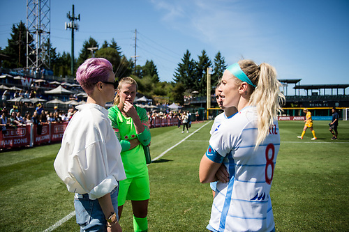 i love them!! and pinoe looks so good!!