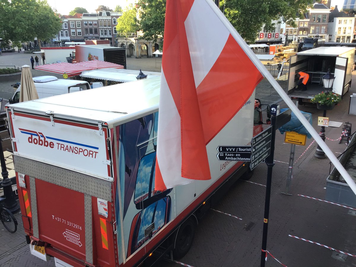 <a href="/ronalduitgouda/">Ronald Verkuijl</a> <a href="/denaaierstraat/">De Naaierstraat</a> <a href="/PaulHAMabels/">Paul H.A.M. Abels</a> <a href="/TheoKrins/">Theo Krins</a> @HJdeJong <a href="/VVDGouda/">VVD Gouda</a> <a href="/cdagouda/">CDA Gouda</a> <a href="/gouda50plus/">Gouda 50 plus partij</a> <a href="/SGPGouda/">SGP Gouda</a> <a href="/GbG_gouda/">GBG</a> <a href="/SPGouda/">SP Gouda</a> <a href="/PvdDGouda/">PvdD Gouda</a> <a href="/albertheijn/">Albert Heijn</a> Overigens verdient laden en lossen aan de voorkant ook geen schoonheidsprijs. Om 6:45 uur: 1e marktkraam aanwezig,  levering AH blokkeert doorgang, vrachtwagen staat met ronkende motor te wachten, geen doorgang voor hulpdiensten. Grotere AH = nog meer van dit?